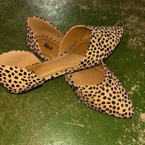 Pointed leopard print flats